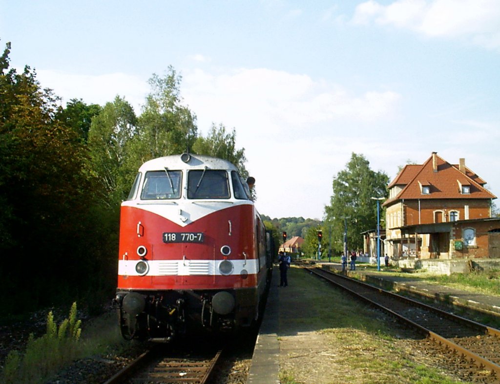 Die 118 770-0 der IG 58 3047 e.V. mit dem Winzerfestsonderzug nach Glauchau, kurz vor der abendlichen Rückfahrt am 17.09.2006 im Bf Freyburg. (Foto: Holger Stoll