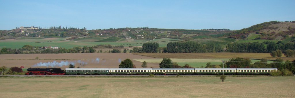 Die 41 1144-9 der IGE Werrabahn mit dem leeren  Rotkppchen-Express I  aus Altenburg, auf der Fahrt am 30.09.2012 zur Abstellung nach Karsdorf im Unstruttal bei Laucha. (Foto: Gnther Gbel)