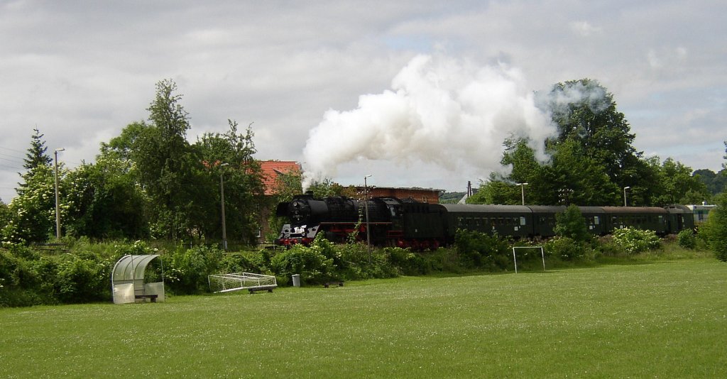 Die 41 1231-4 der Eisenbahnfreunde Staßfurt als Schlußlok am Leerzug aus Freyburg, während der Fahrt am 11.06.2005 zur Abstellung nach Karsdorf in Balgstädt.