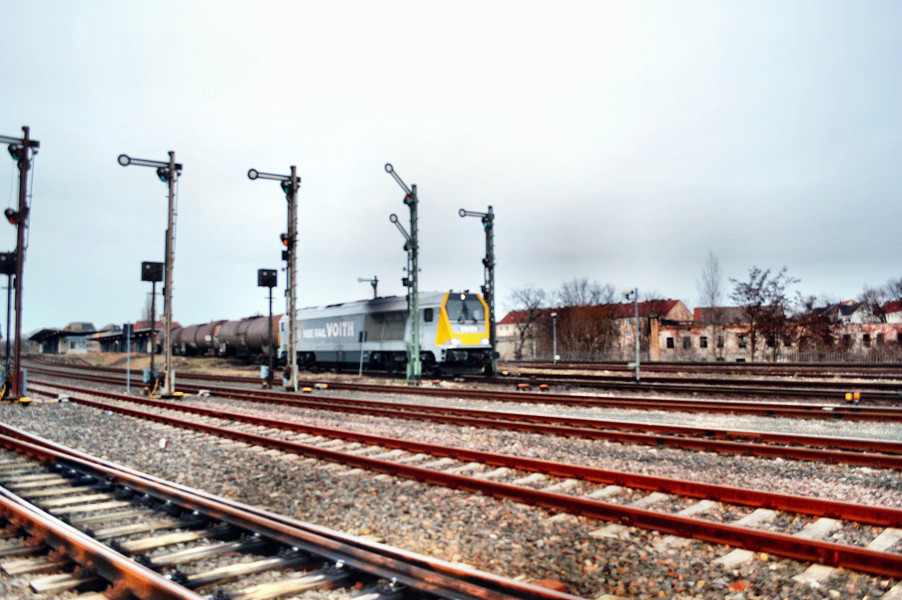 Die an InfraLeuna vermietete Voith L06-30006 hatte am 01.02.2013 Ausfahrt in Zeitz Pbf. Mit einem kurzen Kesselwagenzug ging es nach Tröglitz (Industriepark Zeitz, ehem. VEB Hydrierwerk Zeitz).