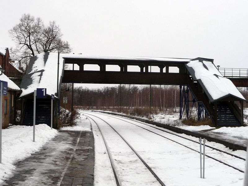 Die Bahnsteigüberführung in Deuben am 12.12.2010. (Foto: Ralf Kuke)