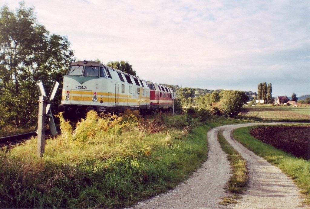 Die defekte V200.21 ist eine ehemalige Lok der KEG (ex. KEG 2004 / ARCO 5200.04-3) und gehrt mittlerweile der Eisenbahnbewachungs GmbH (EBW). Hier wird sie von der roten ARCO 5250.05-5 zu Reperaturarbeiten nach Karsdorf geschleppt; 18.09.2007