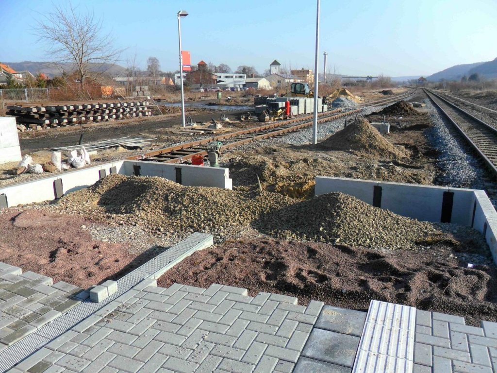 Die ebenerdige Zuwegung zwischen Mittelbahnsteig und Schnittstelle des ÖPNV im Bf Laucha ist noch im Bau. Sie wird sicher nicht bis zum geplanten Ende der Umbauarbeiten am 31.01.2012 fertig sein; 26.1.2012