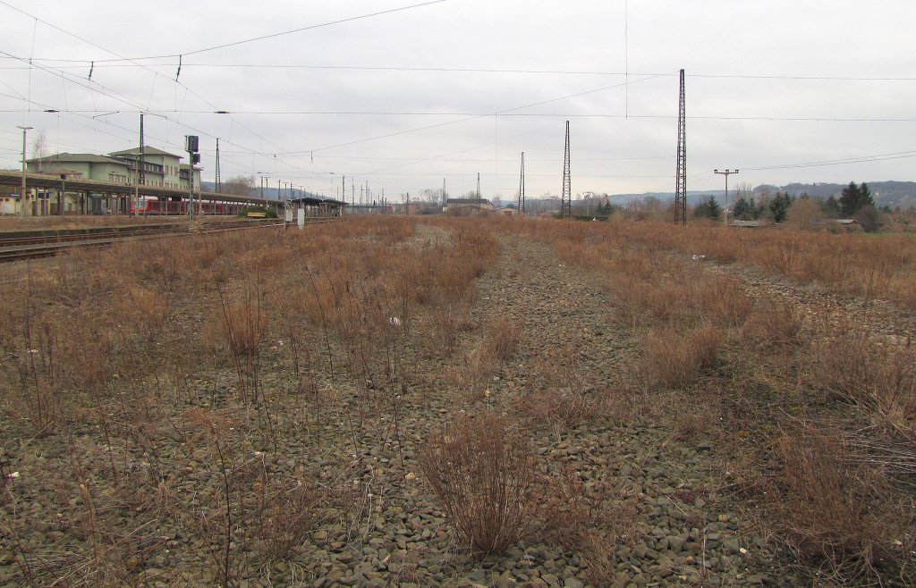 Die ehemalige Fläche der zurückgebauten Gütergleise in Naumburg Hbf mit Blick zum Standpunkt des ehem. Bw Naumburg; 12.03.2012 