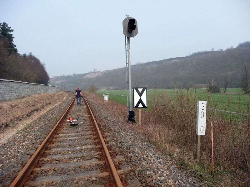 Die Kilometertafel 30,0 und das Einfahrtsvorsignal vom Bf Nebra am 04.04.2009. (Foto: Ralf Kuke)
