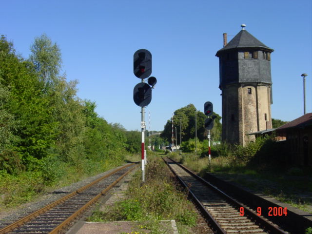 Die Lichtsignale und der Wasserturm im Bf Nebra; 09.09.2004 (Foto: Carsten Klinger)