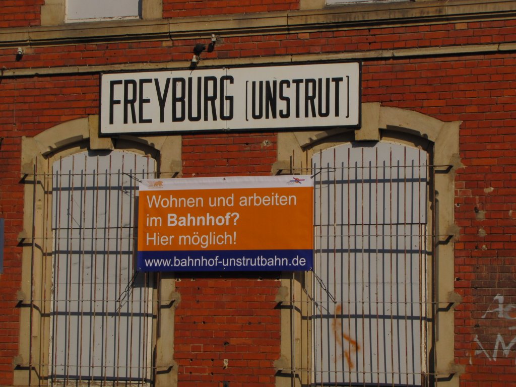 Die NASA macht für den Verkauf der Bahnhöfe entlag der Unstrutbahn am Freyburer Bahnhofsgebäude mit einem Banner Werbung; 21.03.2011