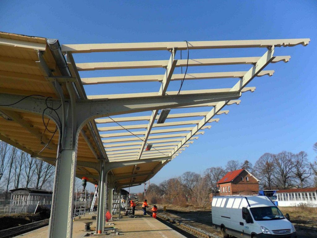 Die neue Bedachung am Mittelbahnsteig in Laucha war am 26.01.2012 noch nicht ganz fertiggestellt.
