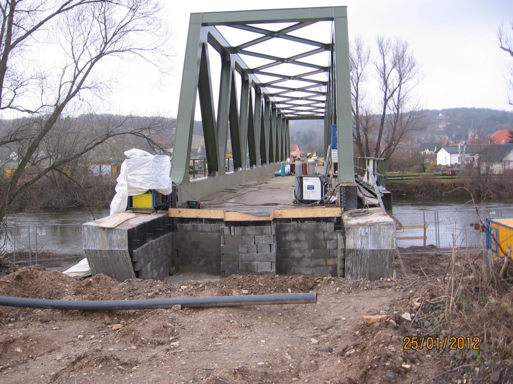 Die neue Saalebrücke, noch ohne das Unstrutbahngleis, in Roßbach am 25.01.2012 (Foto: Hans Grau)