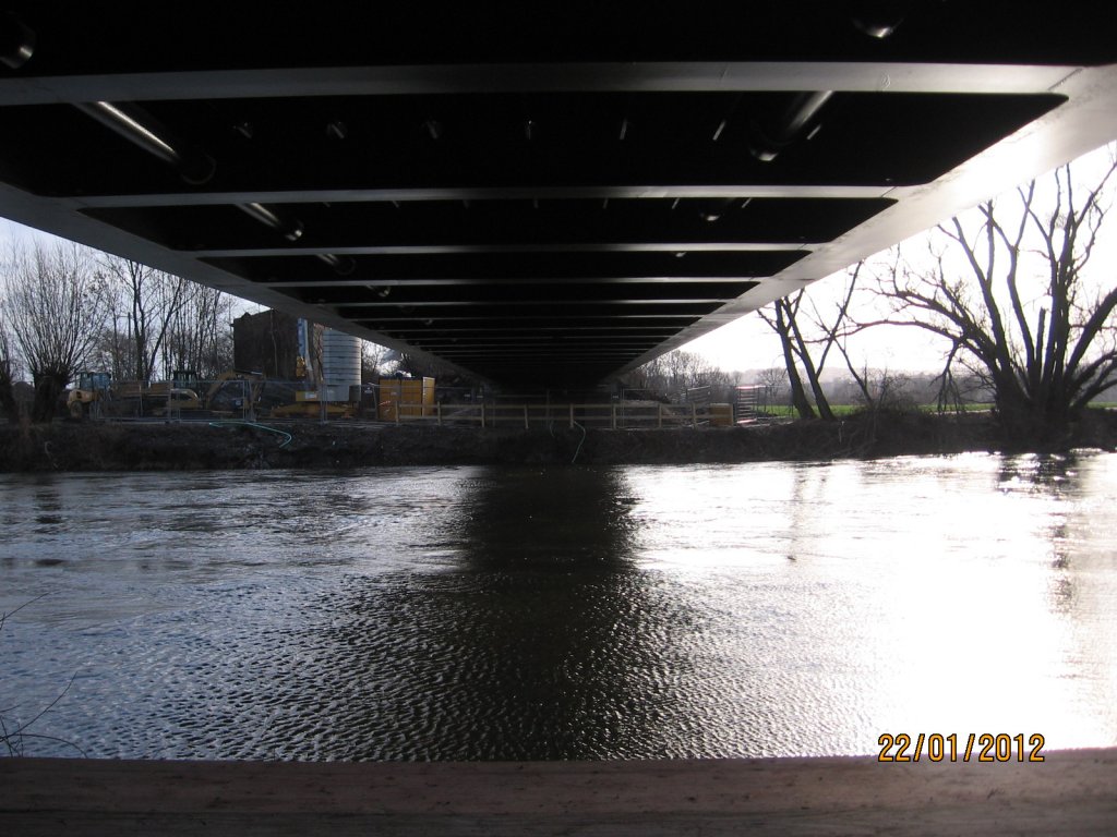 Die neue Saalebrücke ohne den bisherigen Strompfeiler in Roßbach am 22.01.2012. (Foto: Hans Grau)