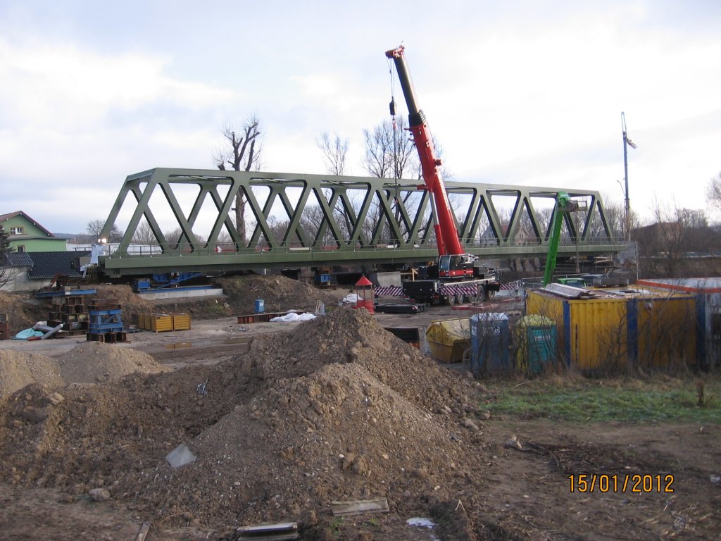 Die neue Saalebrücke in Roßbach während ihrem Einschub über die Saale; 15.01.2012 (Foto: Hans Grau)