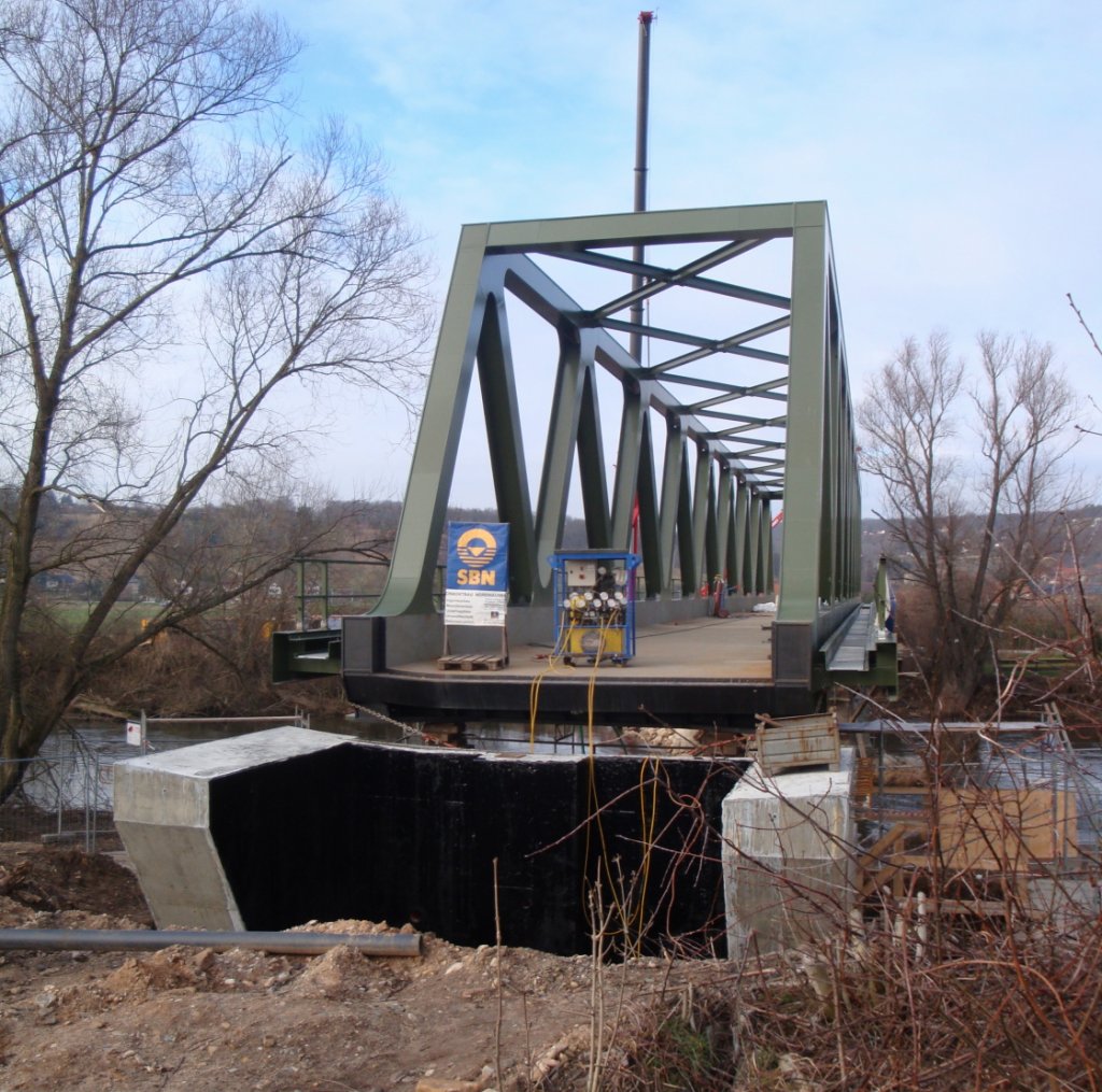Die neue Saalebrücke in Roßbach. Während dem Einschub am 16.01.2012 ist das Ziel auf Naumburger Seite fast erreicht. (Foto: Hans Grau) 