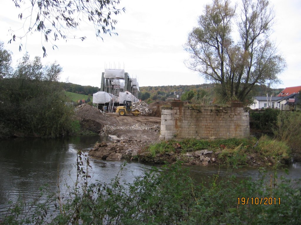 Die nicht mehr vorhandene alte Saalebrücke in Roßbach; 19.10.2011 (Foto: Hans Grau)