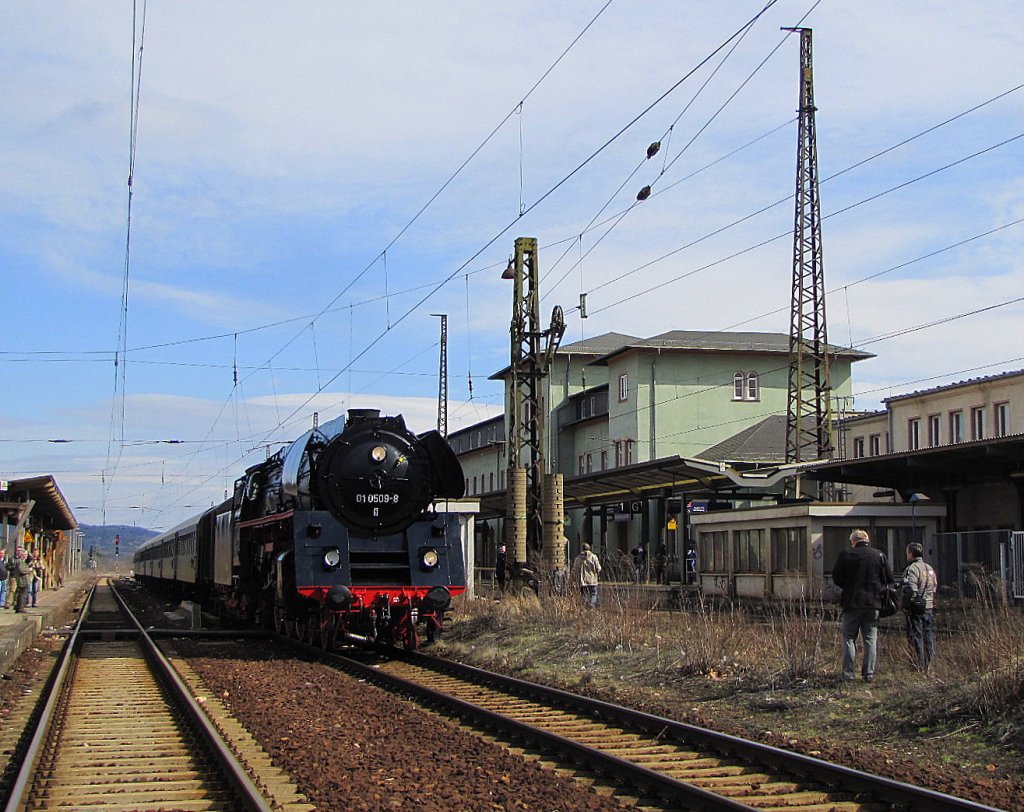 Die vom RAW Meiningen frisch aufgearbeitete DR 01 0509-8 der Preßnitztalbahn strahlte beim Betriebshalt auf Gleis 3 in Naumburg Hbf in der warmen Frühlingssonne; 20.03.2010