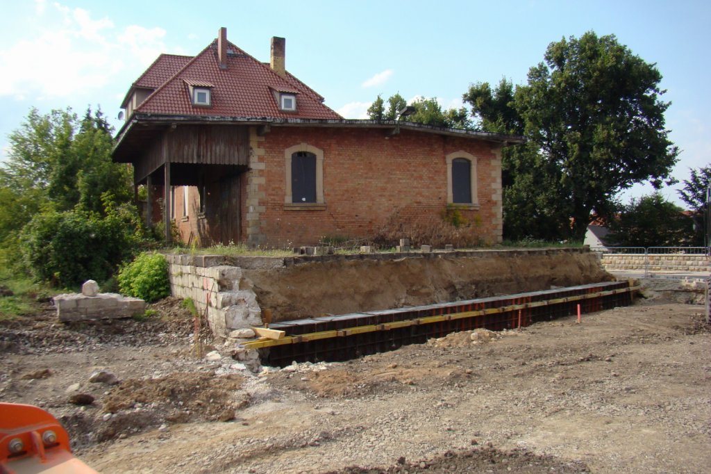 Die Reste der ehemaligen Laderampe in Laucha am 06.08.2013. Durch den Bau der neuen Bahn-Bus-Schnittstelle wurde sie abgerissen. (Foto: Günther Göbel)