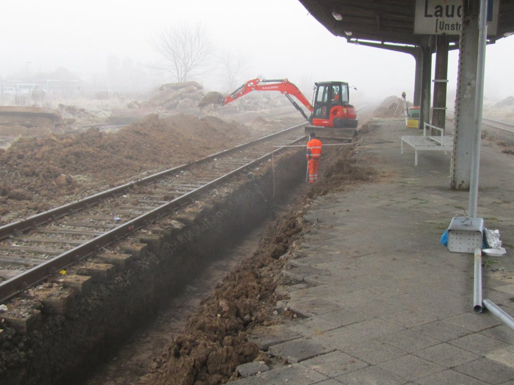 Die Umbau- und Sanierungsarbeiten haben auch im Bf Laucha begonnen. Hier wird gerade neben dem Gleis 6 das neue Fundament für den Bahnsteig vorbereitet; 15.11.2011 (Foto: Dieter Thomas)