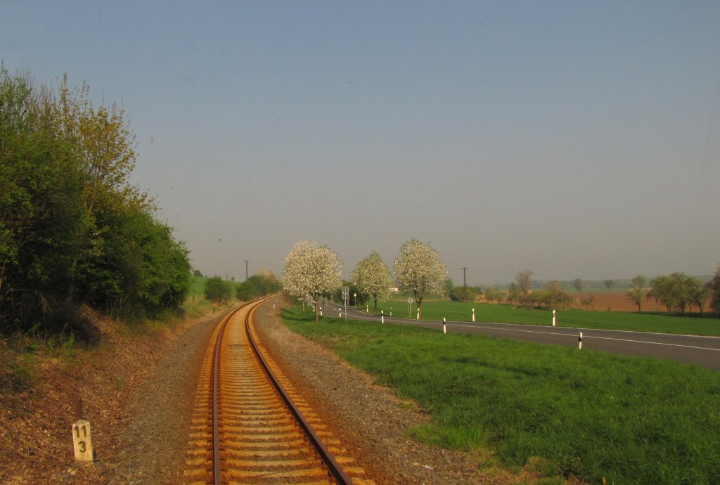 Die Unstrutbahn am  Hohn  (Km 11,3) bei Laucha; 21.04.2011