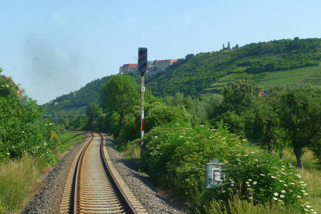 Die Unstrutbahn bei Nimitz, mit dem Einfahrtssignal von Freyburg; 29.06.2010