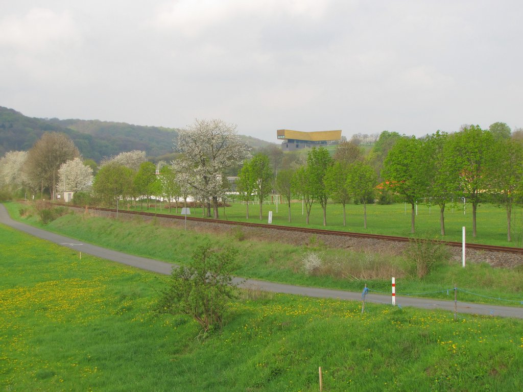 Die Unstrutbahn bei Wangen, mit Blick auf das Besucherzentrum der  Arche Nebra - Die Himmelsscheibe erleben , am 01.05.2013.