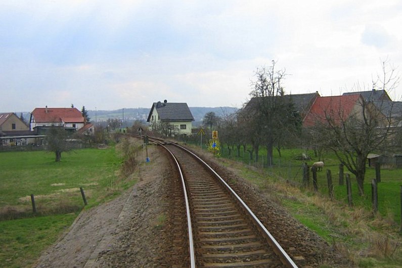 Die Unstrutbahntrasse in der Ortslage Roßbach zwischen Naumburg und Kleinjena; 05.04.2010 (Foto: Thomas Menzel)