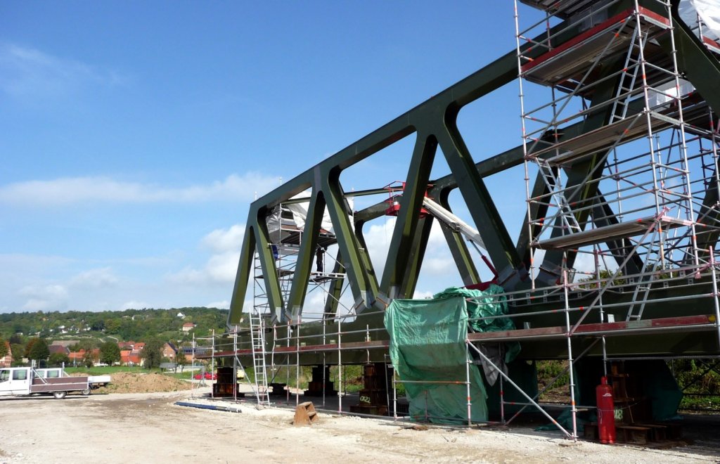 Die zukünftige und schon vormontierte Saalebrückein bei Roßbach. Ab Ende Januar 2012 ersetzt der Neubau die alte Brücke; 23.09.2011 (Foto: Klaus Pollmächer)