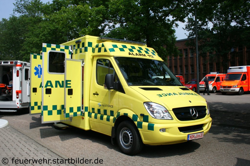 Diesen neuen RTW von Responce konnte ich beim Tag der offenen T�r der Feuerwehrschule Hamburg aufnehmen am 21.5.2011.