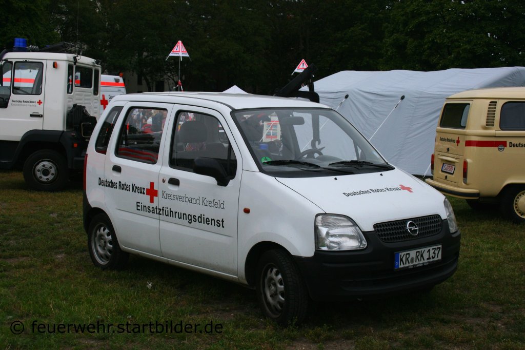 Dieser PKW geh�rt den DRK Kreisverband Krefeld.
Aufgenommen beim Blaulichtag in Krefeld am 10.7.2011.
