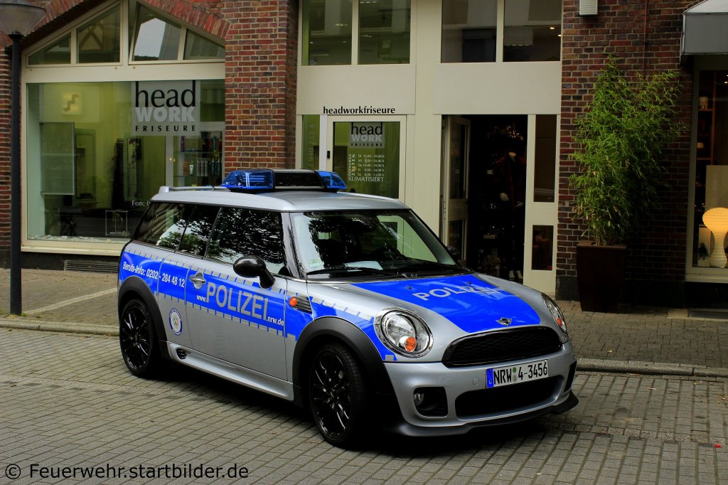Dieser Rover wird als Promotionfahrzeug von der Polizei NRW genutzt.
Aufgenommen beim Blaulichttag 2012 in Oberhausen,29.9.2012.