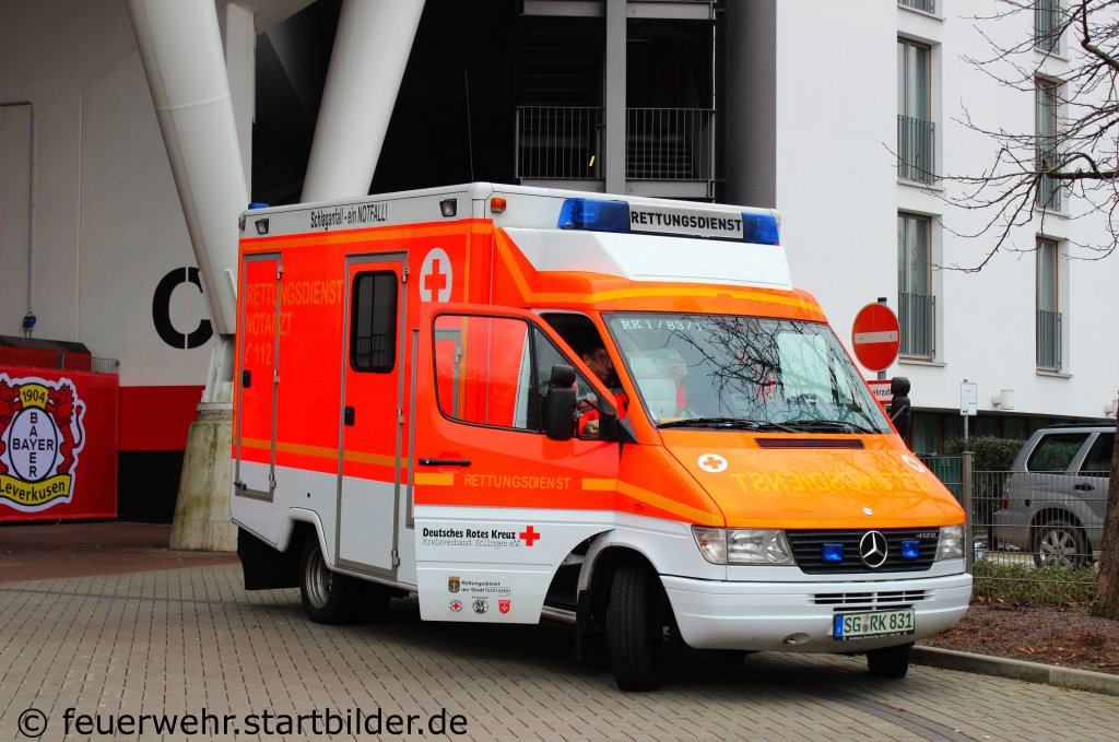 Dieser RTW (1/83/1) geh�rt zum DRK Kreisverband Solingen.
Aufgenommen an der Bayarena in Leverkusen am 3.3.2012.