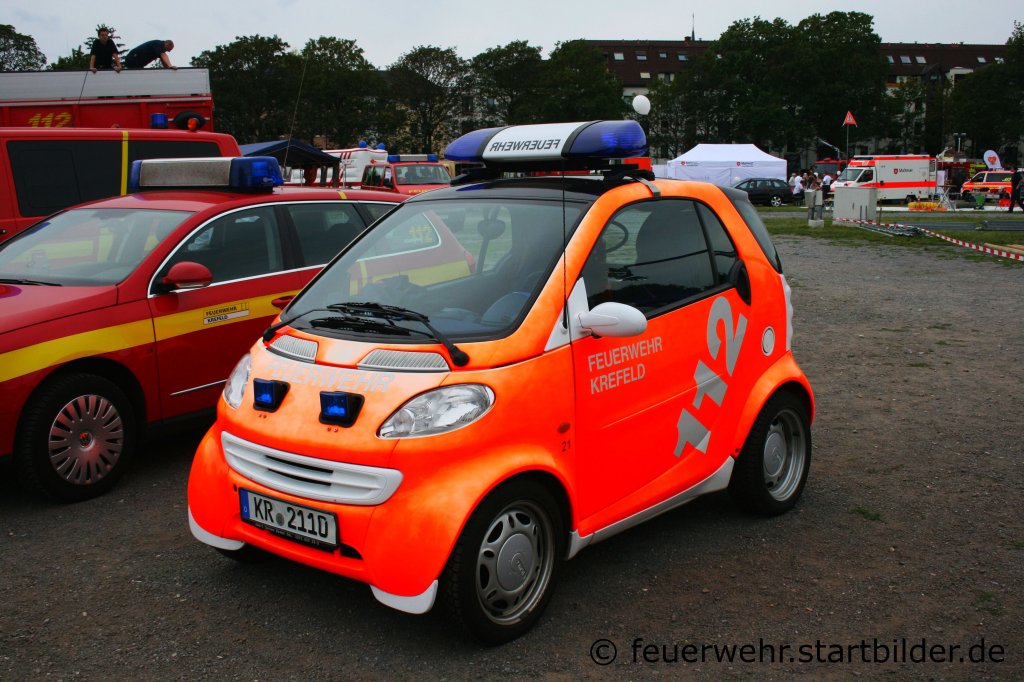 Dieser Smart geh�rt zur Feuerwehr Krefeld.
Aufgenommen beim Blaulichtag in Krefeld am 10.7.2011.
