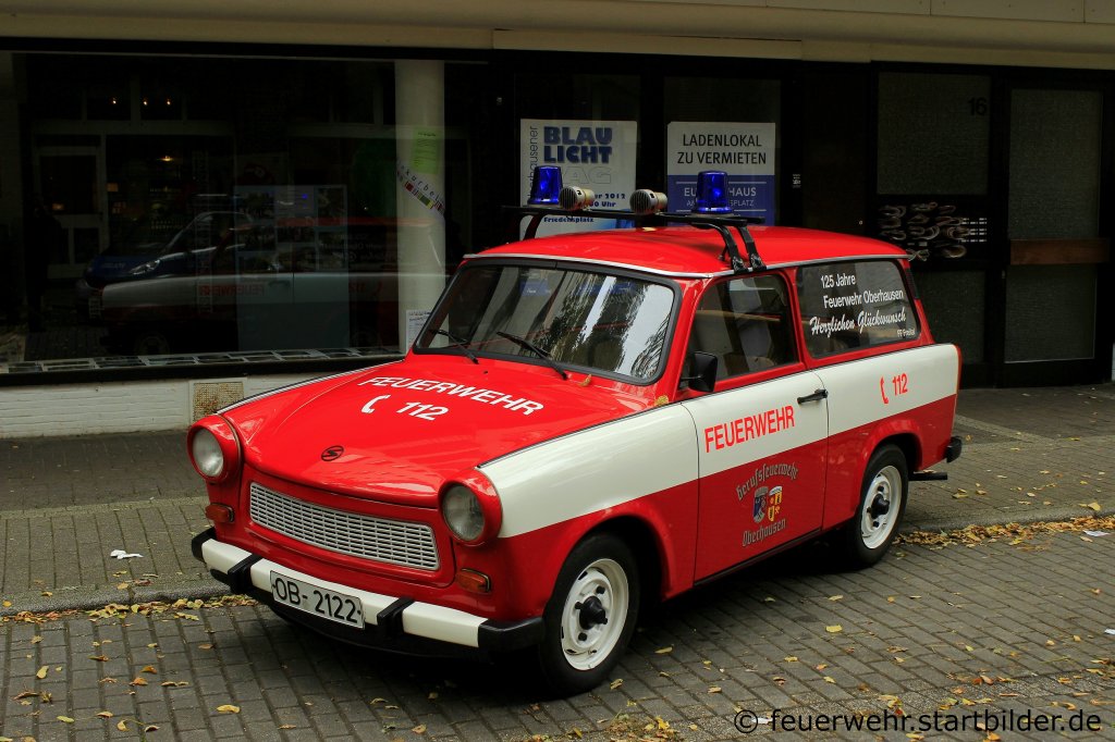 Dieser Trabi geh�rt der Feuerwehr Oberhausen.
Er macht Werbung f�r 125 Jahre Feuerwehr Oberhausen.
Aufgenommen beim Blaulichttag 2012 in Oberhausen,29.9.2012.