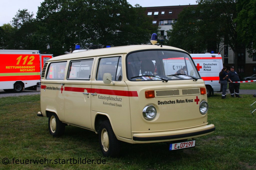 Dieser VW geh�rt zum DRK Kreisverband Essen.
Aufgenommen beim Blaulichtag in Krefeld am 10.7.2011.