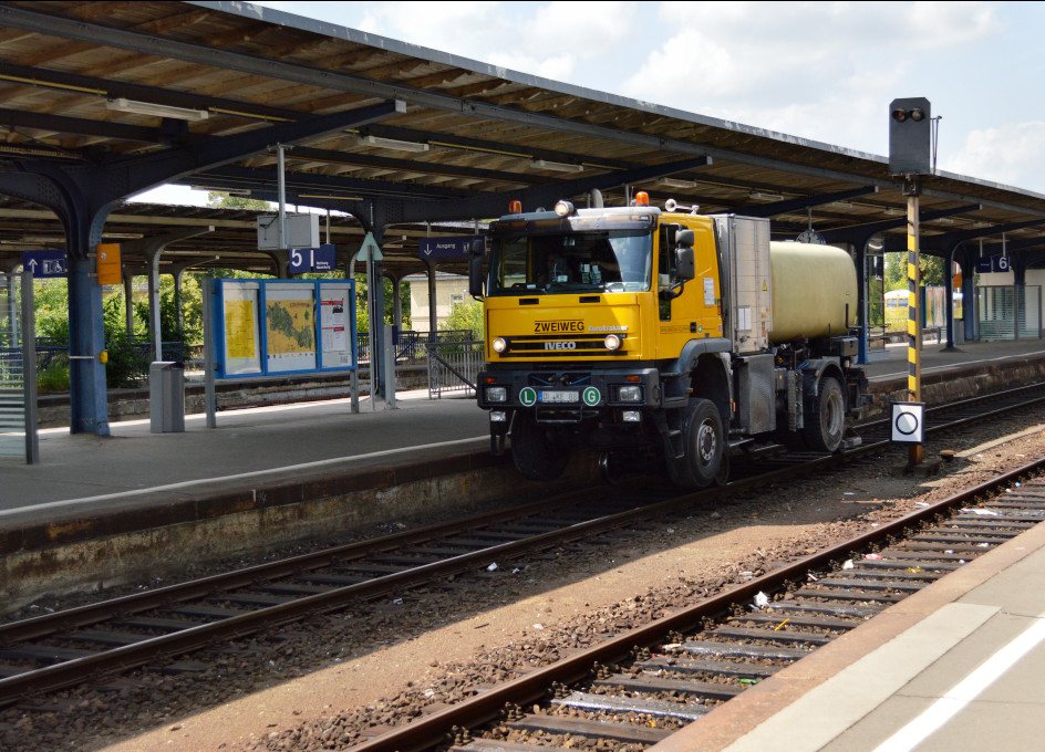 Dieser  Zweiweg  IVECO rollte am 18.07.2013 aus Richtung Gera kommend durch Zeitz in Richtung Leipzig. Vermutlich wurde dem Unkraut an den Gleisen zu Leibe gerückt. 