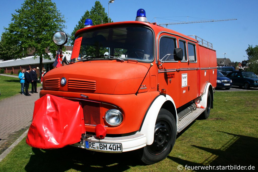 Dieses Historische LF 8/6 auf MB 710 war mal bei der Feuerwehr Oldenburg im Einsatz.
Aufgenommen in Kirchhellen am 1.5.2011. 