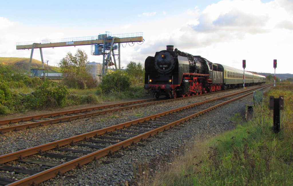 DLW 50 3501 mit dem Lr 74611 von Freyburg nach Karsdorf, neben dem alten Kohleverladekran in Laucha; 24.10.2010