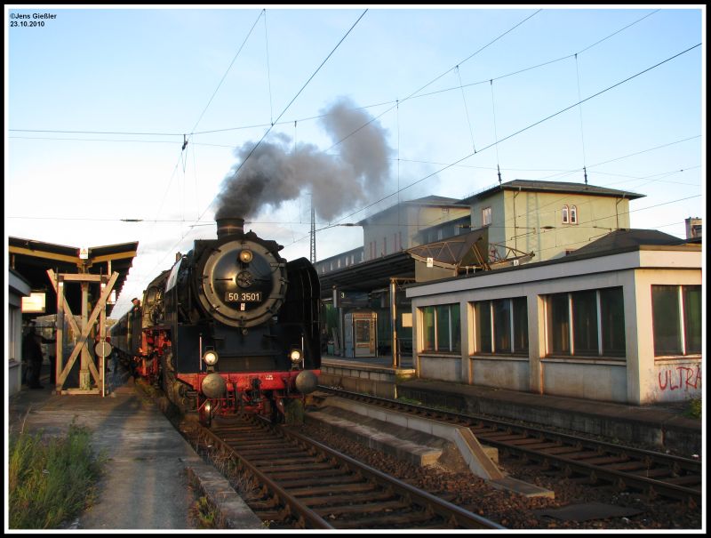 DLW 50 3501 mit dem RE 16591  Rotkppchen-Express II  von Freyburg nach Eisenach, in Naumburg Hbf; 24.10.2010 (Foto: Jens Gieler)