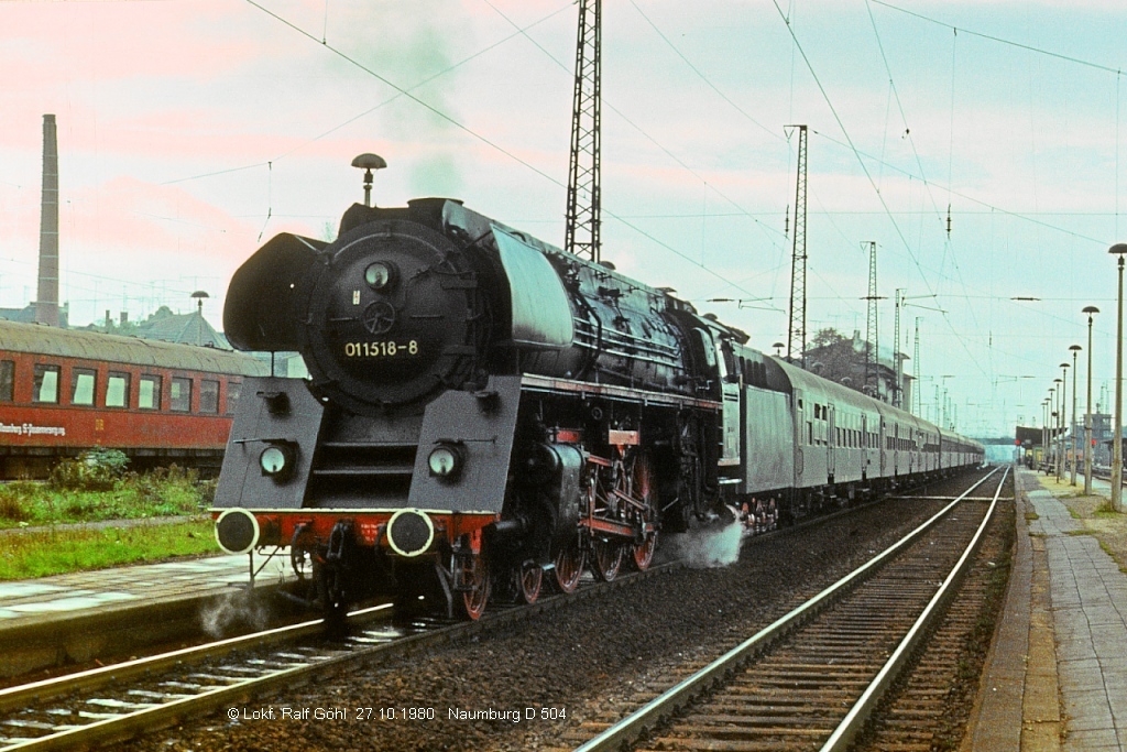 DR 01 1518-8 mit dem D 504 von Saalfeld nach Halle (S) Hbf, beim Halt in Naumburg (S) Hbf. Der Fotograf selbst ist den Zug damals gefahren; 27.10.1980 (Foto: Ralf Göhl)