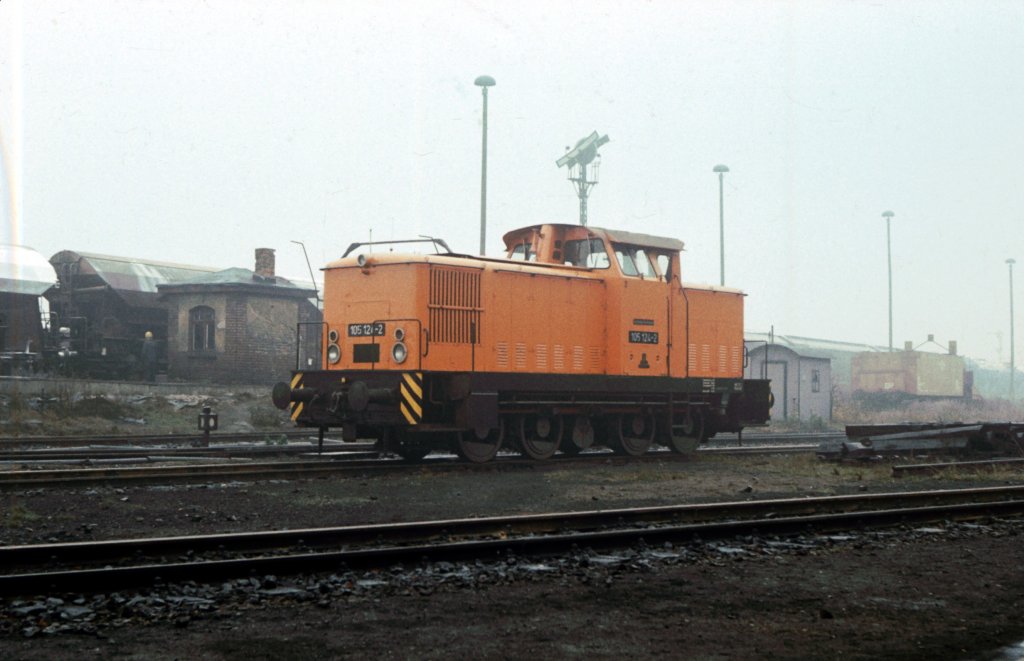 DR 105 124-2 am 04.12.1982 in Staßfurt.