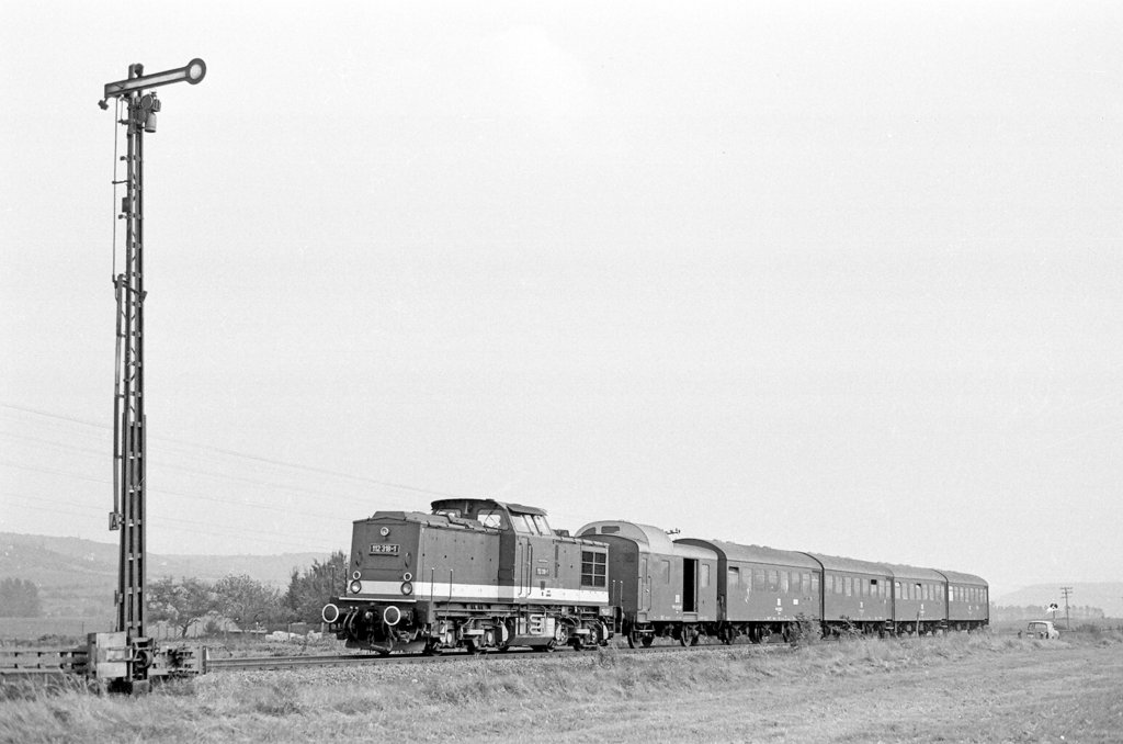 DR 112 318-1 mit einem Personenzug Richtung Nebra, am Einfahrtssignal in Kirchscheidungen; 10.03.1987 (Foto: Thomas Fischer)