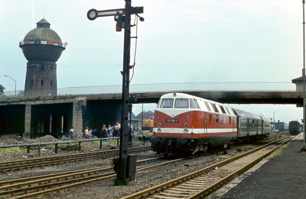 DR 118 180-9 mit einem Personenzug am 15.06.1981 in Halberstadt.