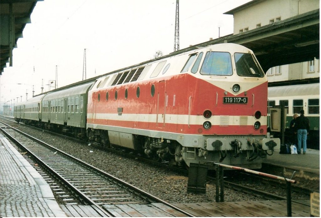 DR 119 117-0 mit einem Personenzug nach Saalfeld in Naumburg Hbf; 02.11.1991 (Foto: Wolfgang Schink)