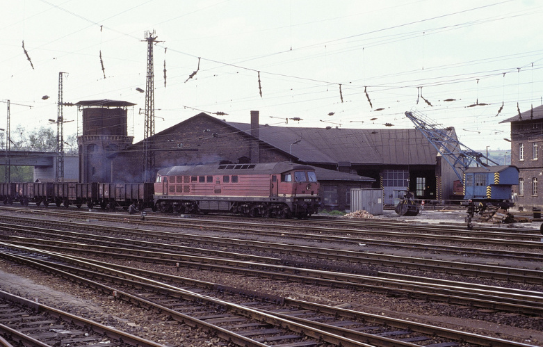 DR 132 062-1 mit einem Güterzug am 08.05.1991 bei der Einfahrt in Naumburg Hbf. (Foto: Werner Brutzer)