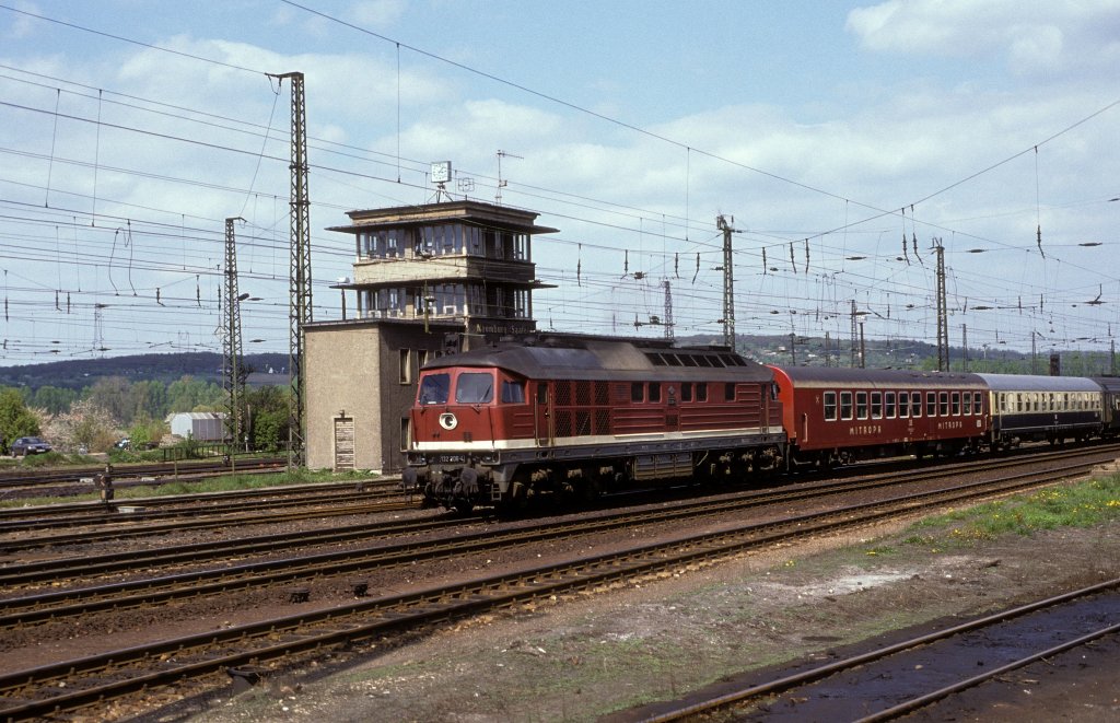 DR 132 206-4 mit dem D 307 von Berlin Stadtbahn nach Nrnberg Hbf, am 08.05.1991 bei der Ausfahrt in Naumburg Hbf. (Foto: Hansjrg Brutzer)