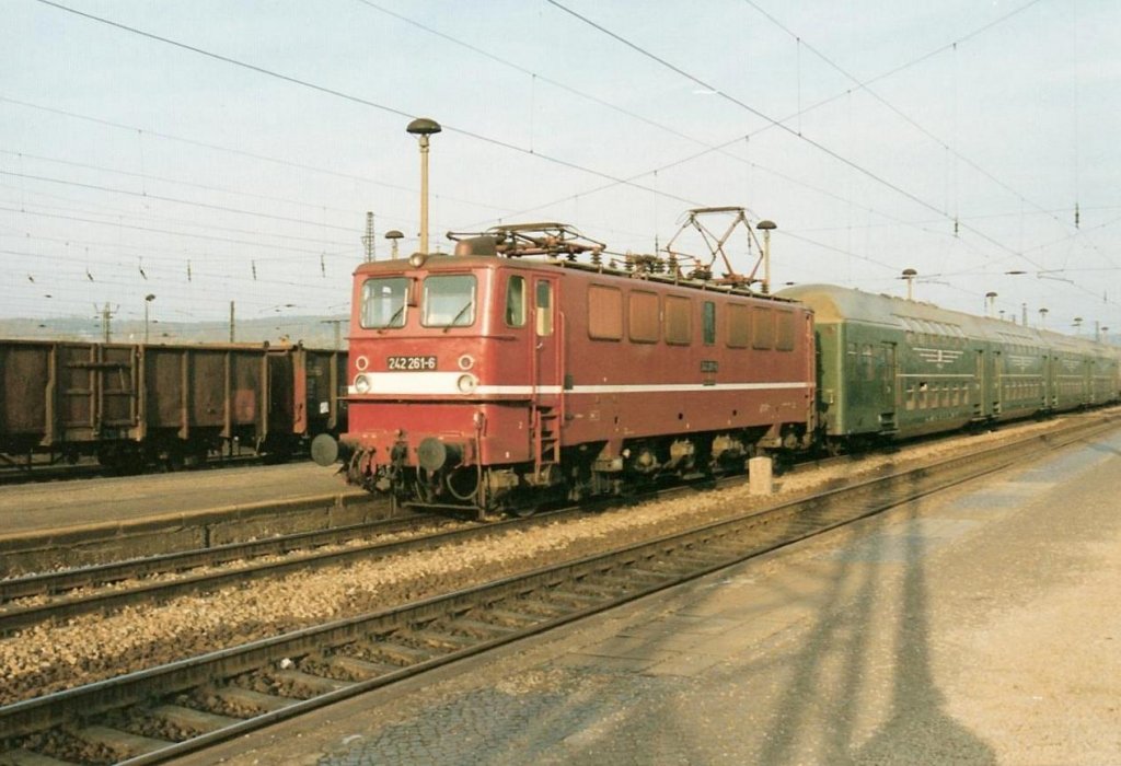 DR 242 261-6 mit einem Personenzug aus Halle Hbf, in Naumburg Hbf; 01.11.1991 (Foto: Wolfgang Schink)