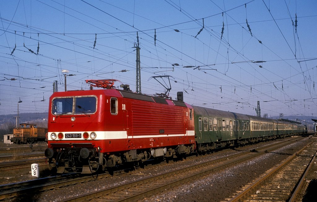 DR 243 159-1 vermutlich mit dem D 754 von Leipzig Hbf nach Eisenach am 23.02.1990 bei der Ausfahrt in Naumburg Hbf. (Foto: Hansjörg Brutzer)