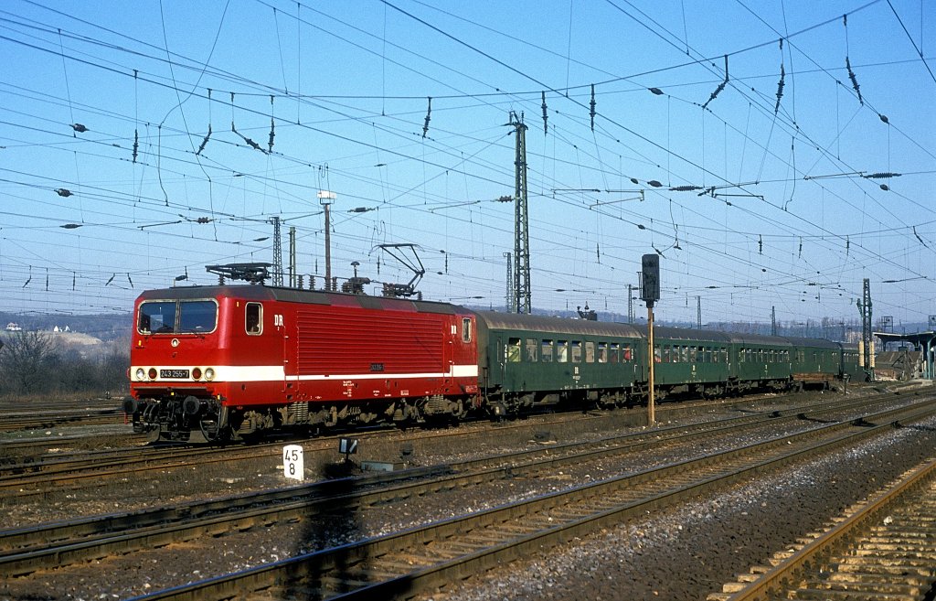 DR 243 255-7 mit einem Personenzug Richtung Bad Kösen, am 23.02.1990 bei der Ausfahrt in Naumburg Hbf. (Foto: Werner Brutzer)