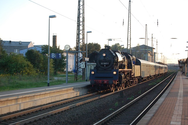 DR 35 1097-1 mit dem DPE 88574 von Meiningen nach Berlin-Schneweide Pbf, bei der Durchfahrt in Naumburg Hbf; 04.09.2010 (Foto: Dampflok015)