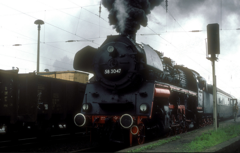 DR 58 3047 mit einem Eisenbahnkurier-Sonderzug von Hannover nach Polen, am 10.08.1984 in Naumburg Hbf. (Foto: Werner Brutzer)