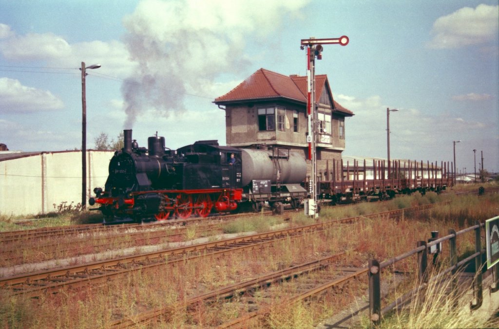 DR 89 1004 mit einem Fotogüterzug von Röblingen nach Nebra, bei der Einfahrt in Querfurt; 21.09.1997 (Foto: Jan Heyden, Hamburg)