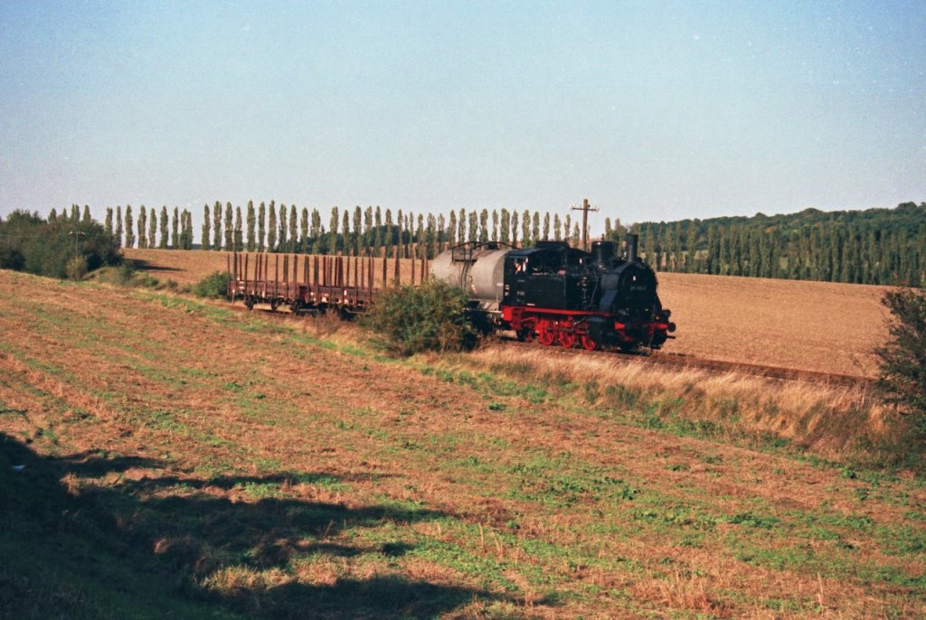 DR 89 1004 mit einem Fotogüterzug von Röblingen nach Nebra, bei Schmon; 21.09.1997 (Foto: Jan Heyden, Hamburg)